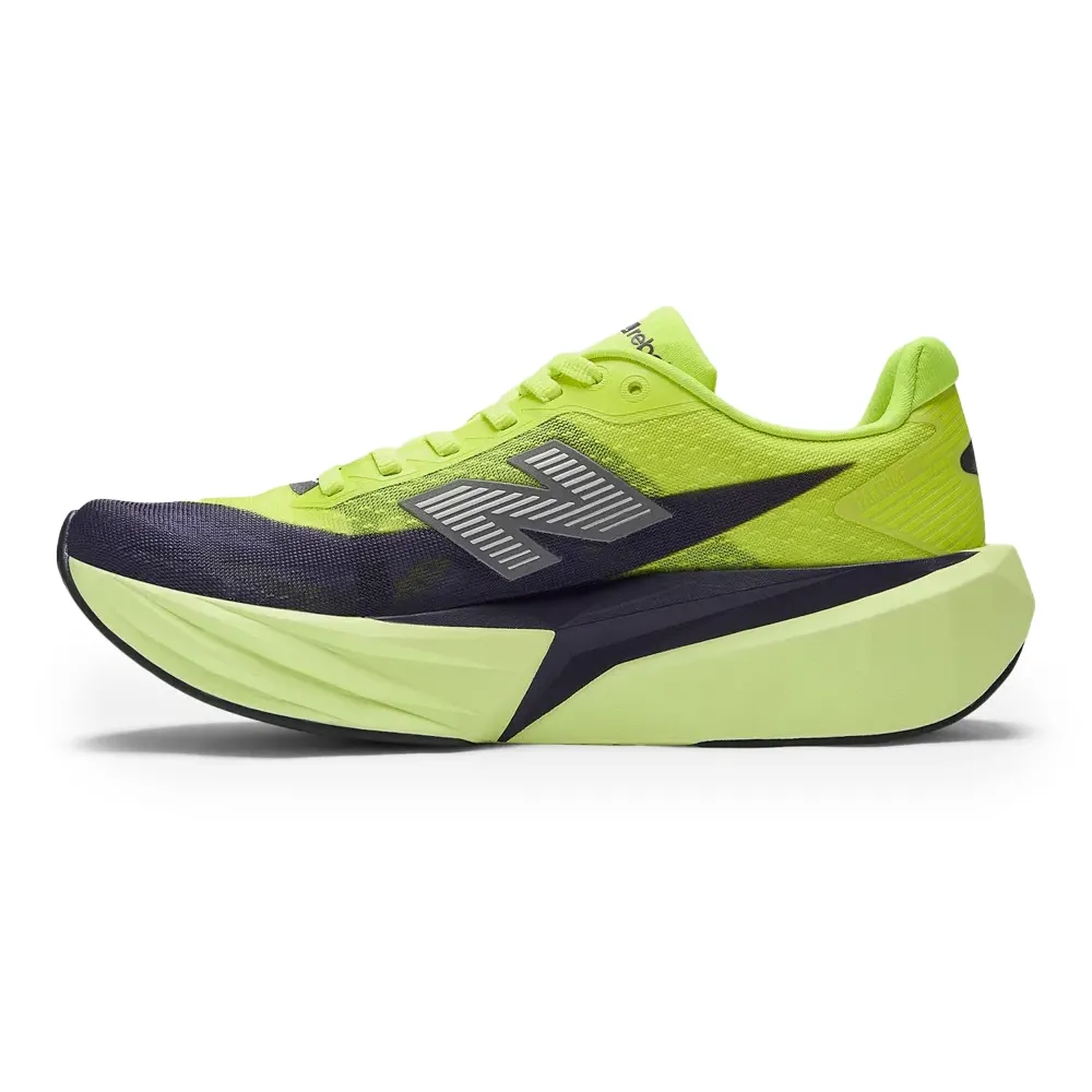 Tênis New Balance Fuelcell Rebel V5 Feminino Verde Neon em ângulo lateral mostrando detalhes em neon verde e preto
